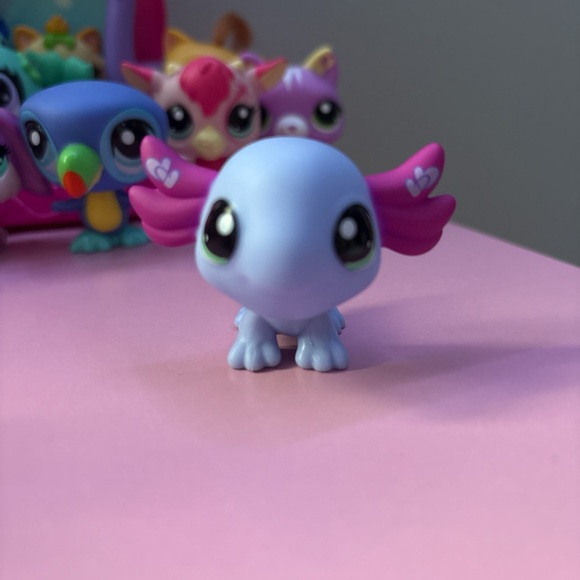 Cute Blue and Pink Axolotl LPS Toy Figure littlest pet shop with green eyes - Picture 1 of 2